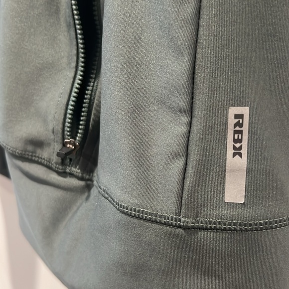 Zip-up Long-sleeve Sports Top - Picture 9 of 12